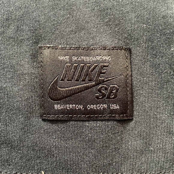 Nike SB Black/Red Leopard Print Logo Skateboarding Dri-Fit Shirt Mens Size Small - Picture 3 of 6